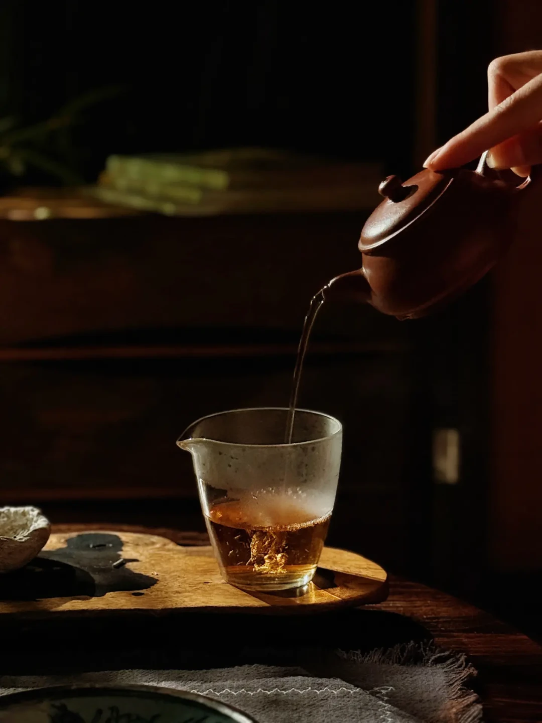 茶具花了几百块,拍出来却像没收拾的桌面:对完全网6个版本的喝茶构图教程,真正有用的就6个公式、1块布和4个免费动作