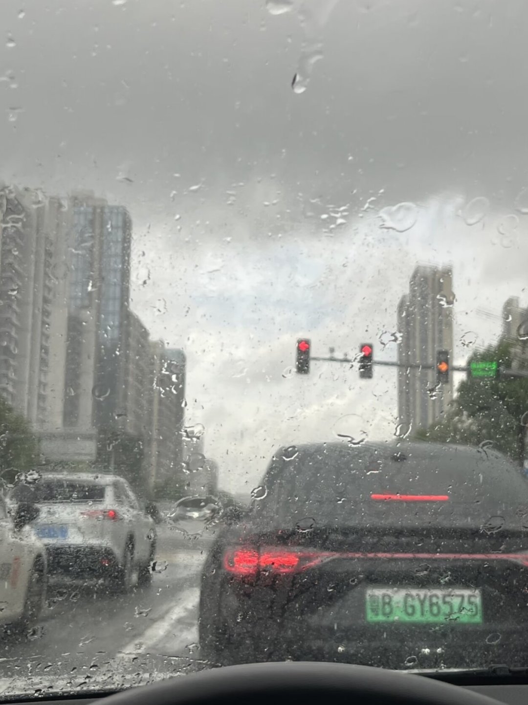 雨刮换了3次还是刮不干净?翻遍全网热帖评论区:3种病因,方案最低几块钱
