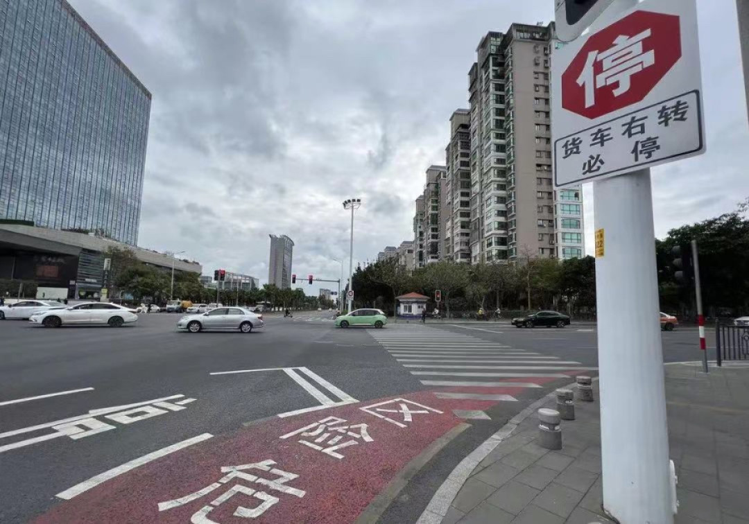 6起货车事故23人遇难,公安部发布预警:大货车这3个“死亡位”,骑摩托千万别沾