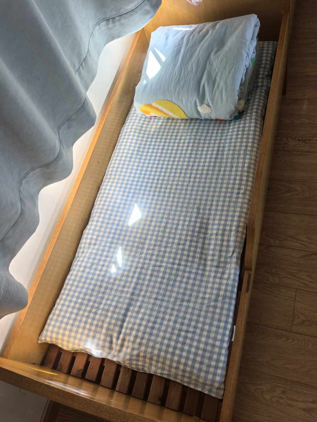 离入园还有10天还在纠结床品?翻了几十条家长的实拍:第一步不是下单,是找老师要尺寸