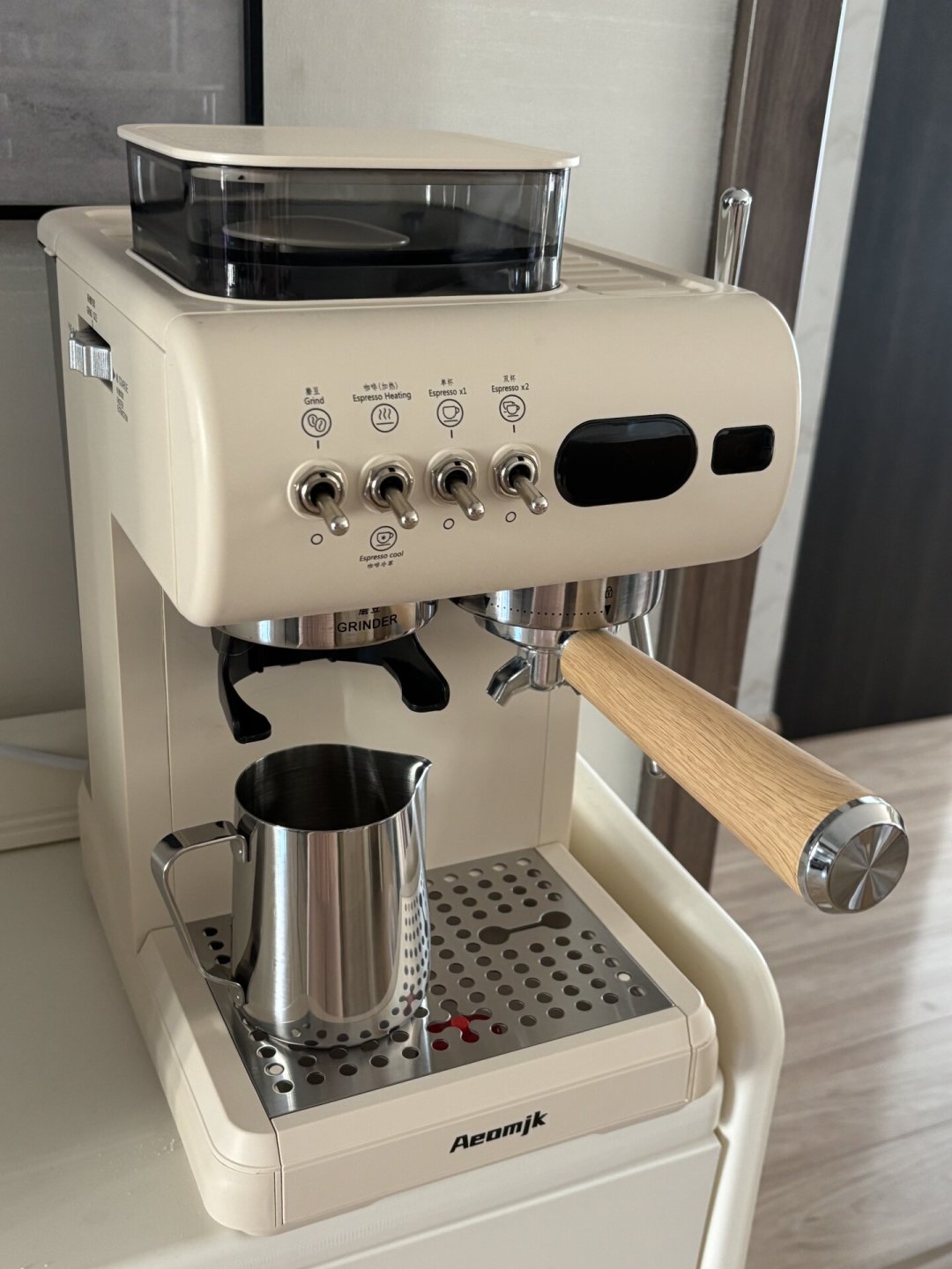 天天买咖啡的人，该不该转在家做？五种方式的单杯成本和设备回本杯数，替你算好了