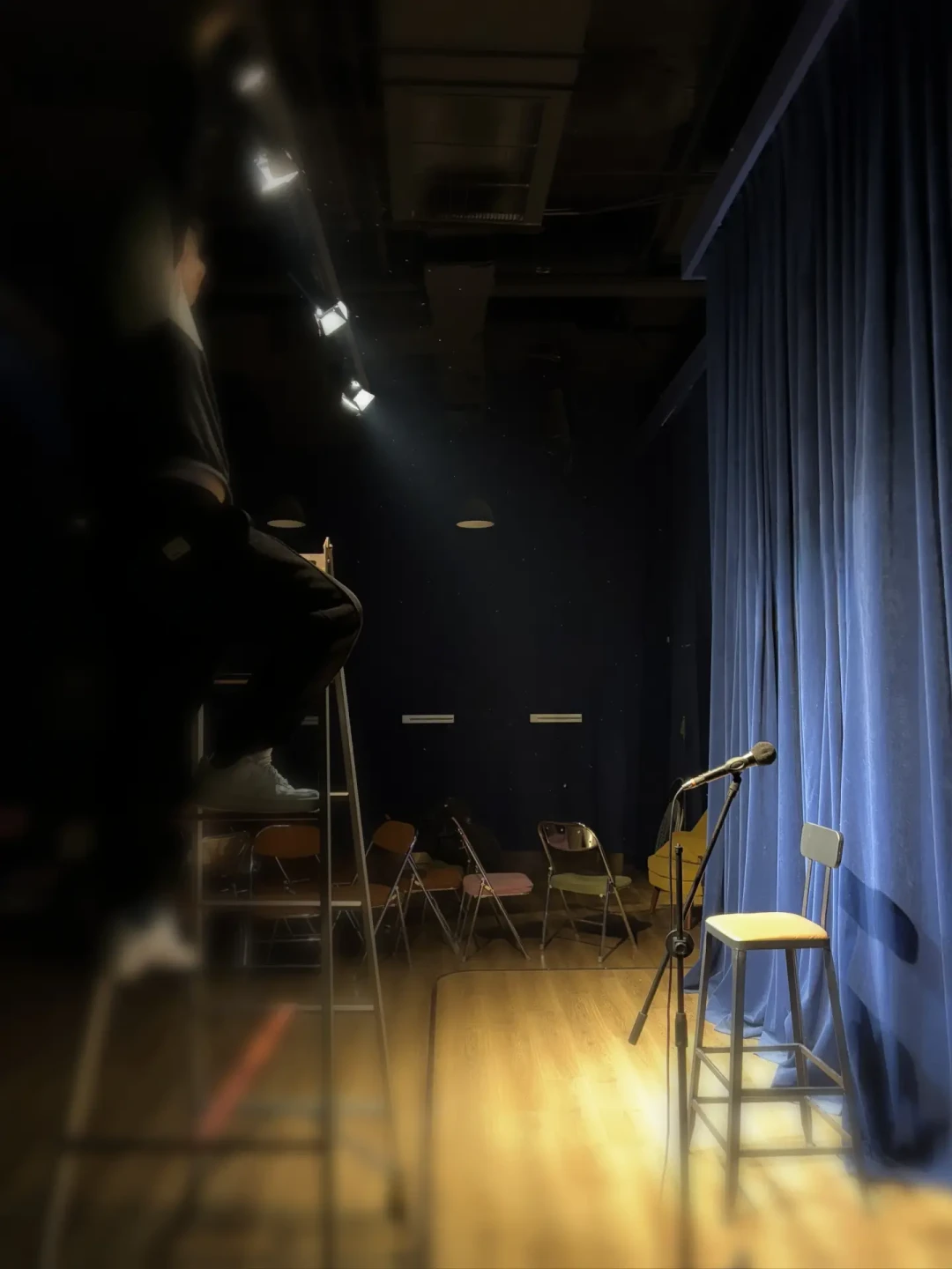房主任被停演3个月,段子还在被查:这次“塌房”的三笔账,脱口秀观众该分开看