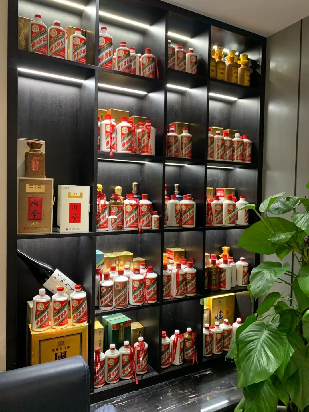 飞天茅台一瓶出现四个价：茅台把1639元钉成底之后，白酒收藏者先看清这份价目表