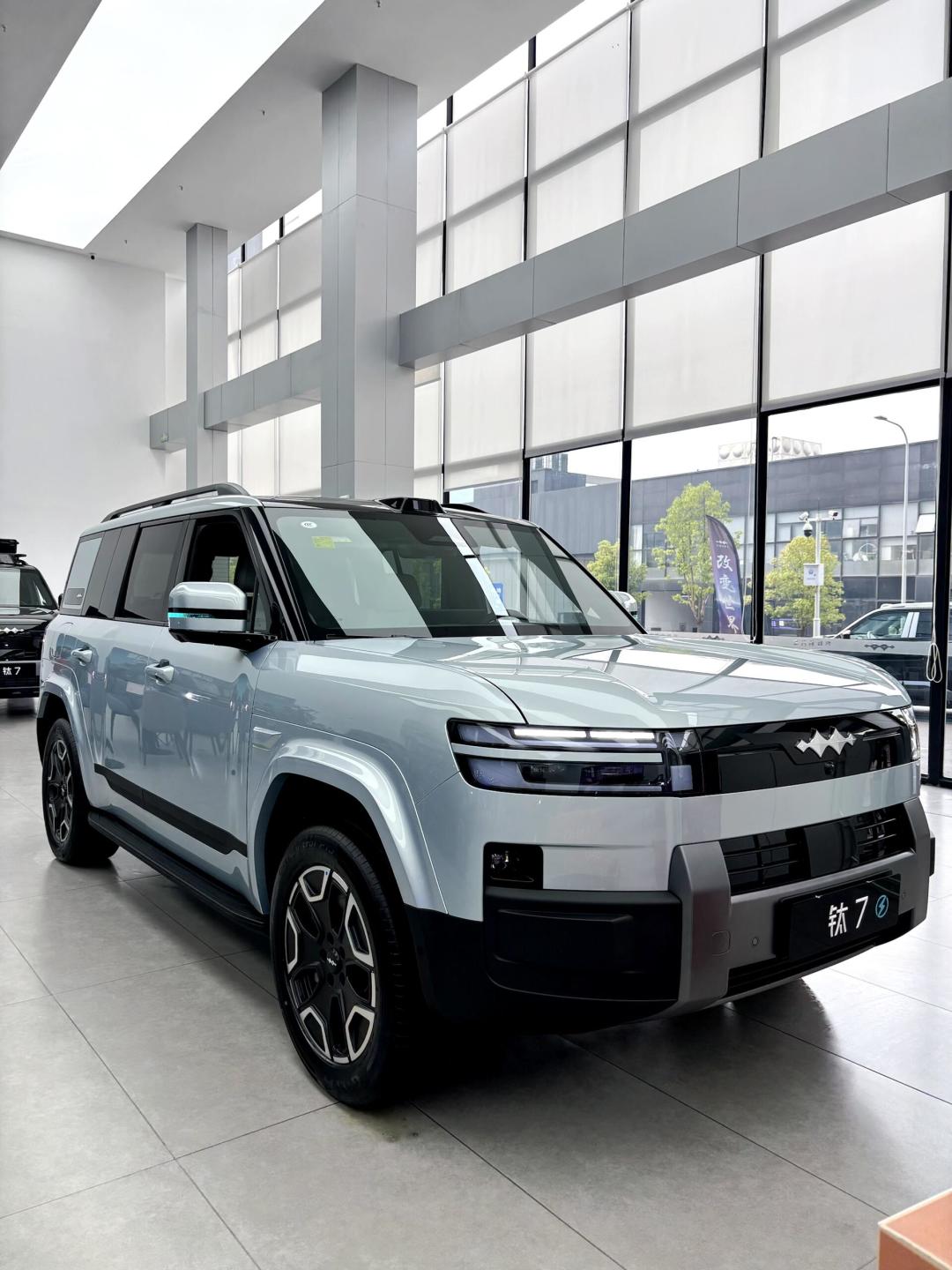 钛7长续航版刚上市,二手顶配挂到17.8万:看着像捡漏?算完三笔账,我的结论是清库新车更稳