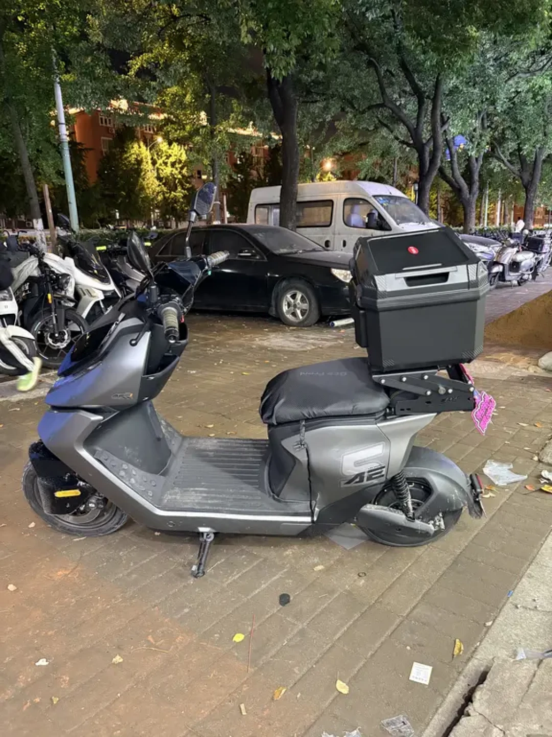 极核AE4i比九号MZ330贵1000块,翻完一年多车主反馈和两派论据后,我发现这钱主要花在ABS上