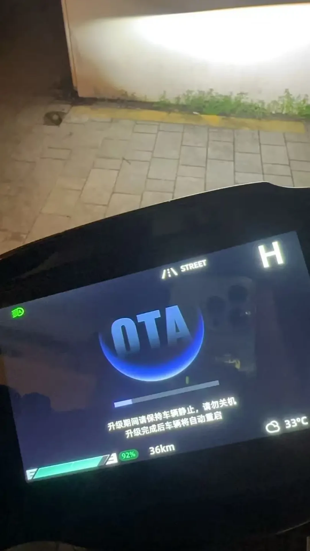 极核AE4i比九号MZ330贵1000块,翻完一年多车主反馈和两派论据后,我发现这钱主要花在ABS上