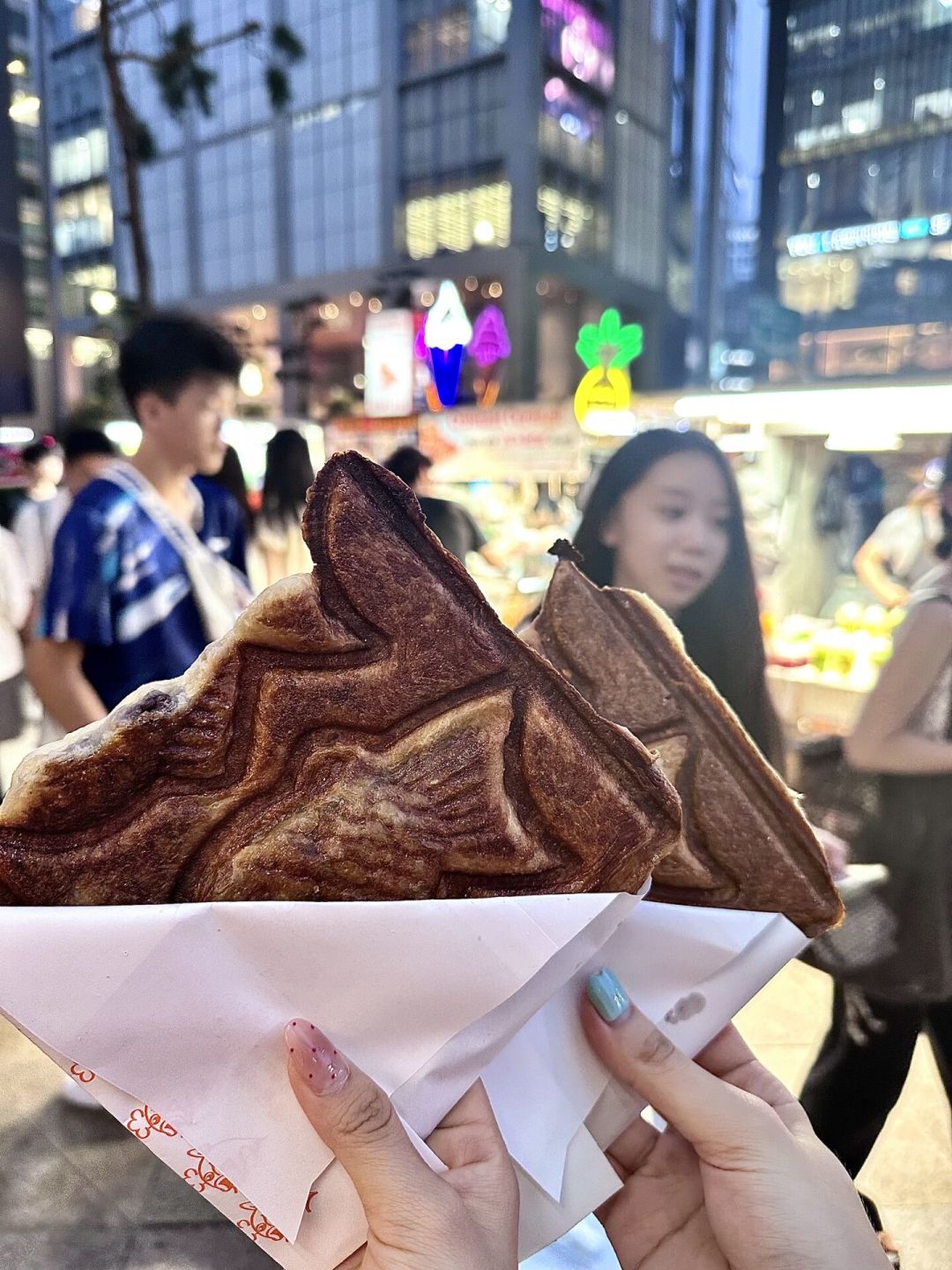 25块一个的鲷鱼烧,避雷帖942条评论,摊主还亲自来私信:去明洞打卡前,先把这笔账算明白