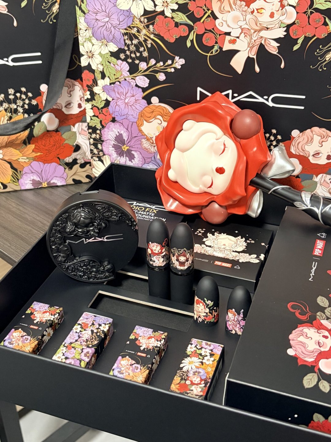 七夕第二天,MAC×SKULLPANDA联名就被“拆着卖”了:手持镜60元、口红帽单出,只想要娃的不必扛整套礼盒