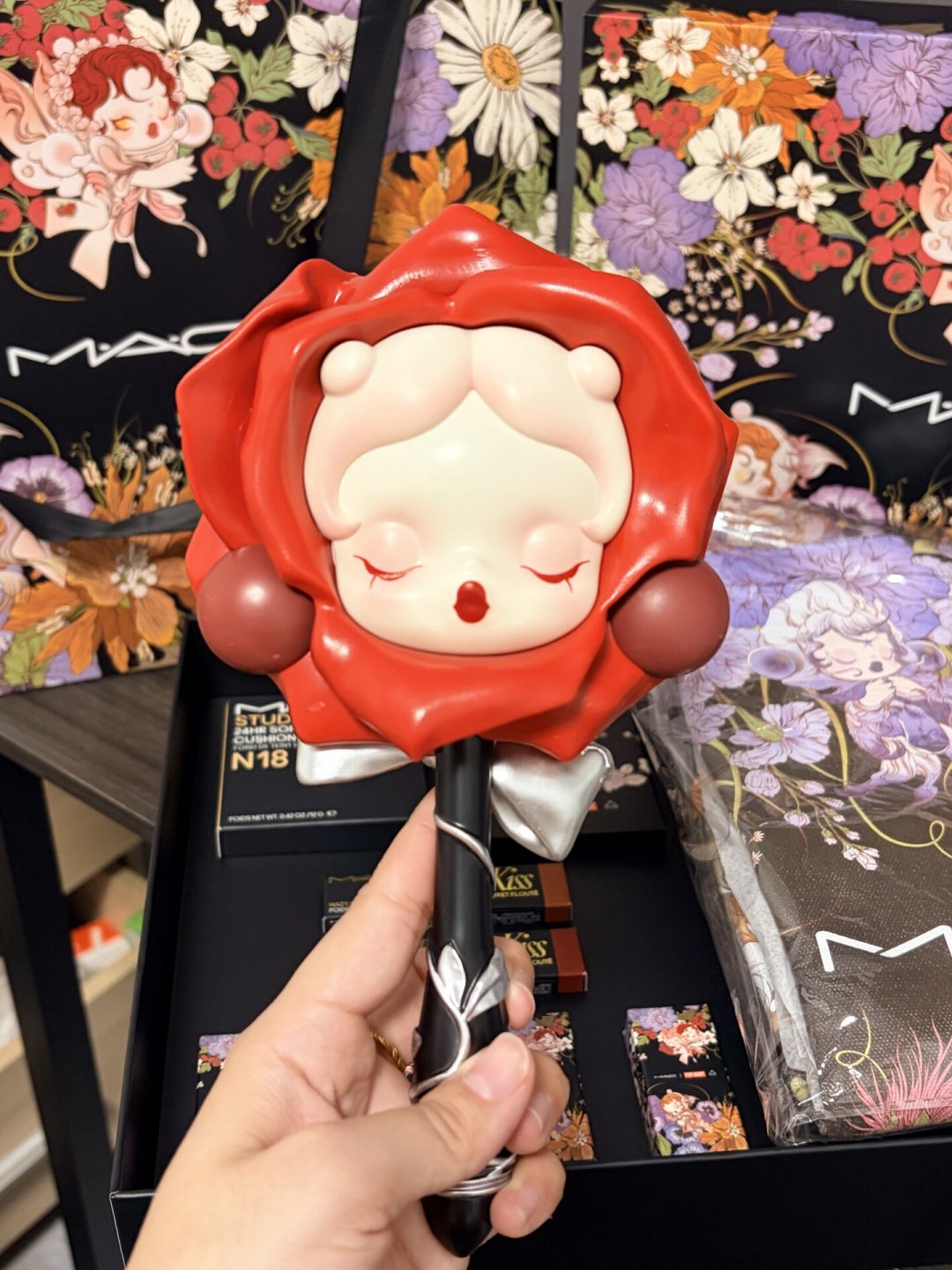 七夕第二天,MAC×SKULLPANDA联名就被“拆着卖”了:手持镜60元、口红帽单出,只想要娃的不必扛整套礼盒