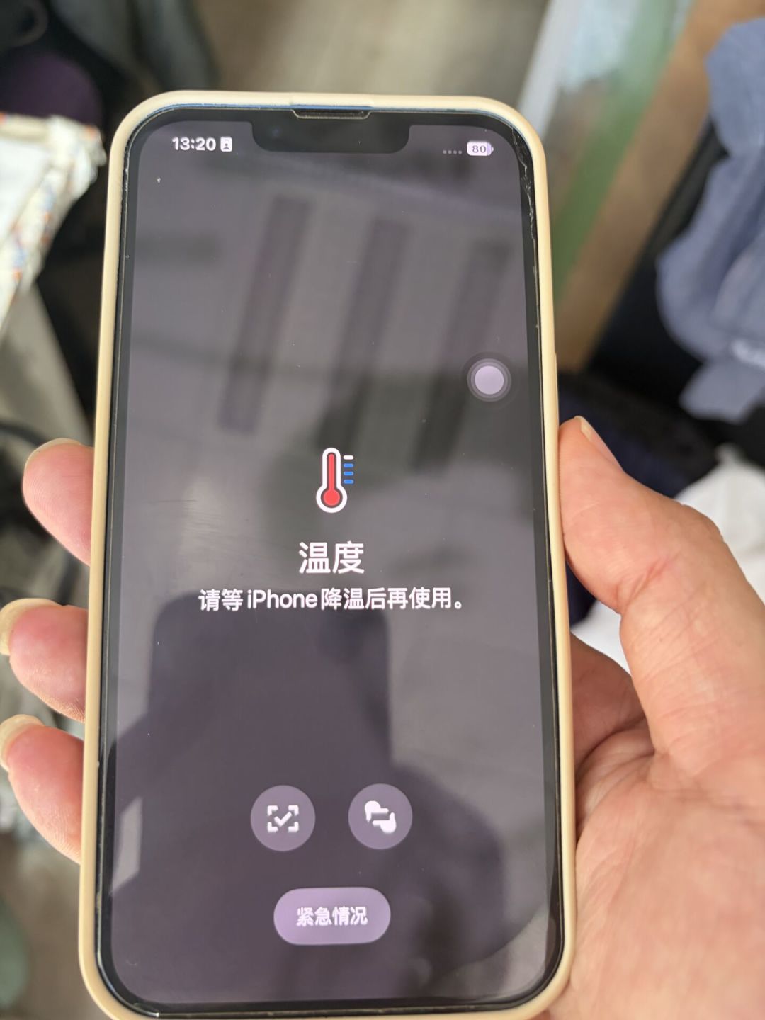 40℃热浪里,手机正在