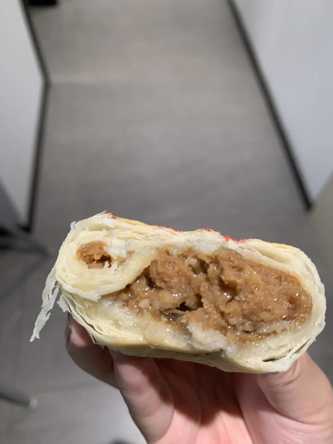 鲜肉月饼正处在不用排队的窗口期:光明邨排队15分钟、詹记2.5元一个、盒马口碑两极——今年第一口先对完这三条路再吃