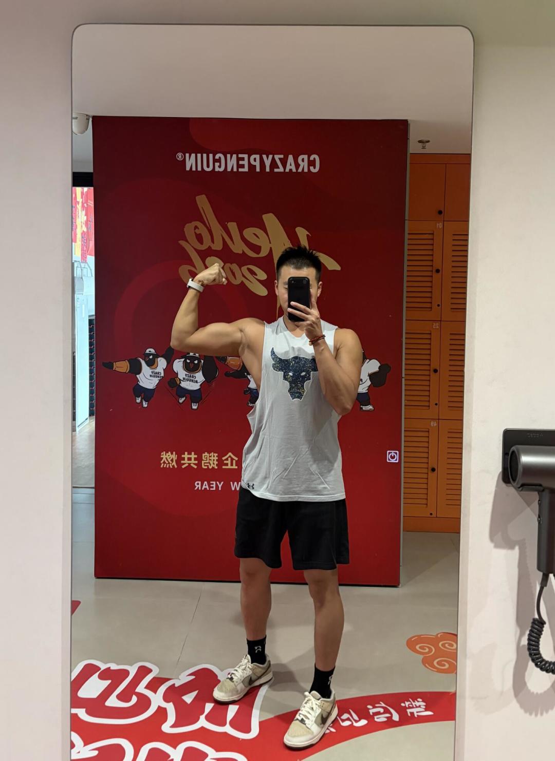 牛头背心也卖到十月：健身房里穿的那件，还值不值得再添两件？