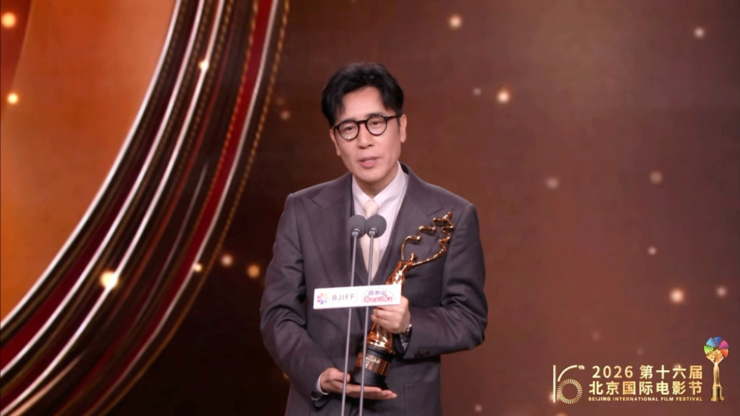 半年拿下电影电视两个顶级表演奖,又靠“特别出演”刷屏:于和伟的2026奖项时间线,给你一次性捋清楚