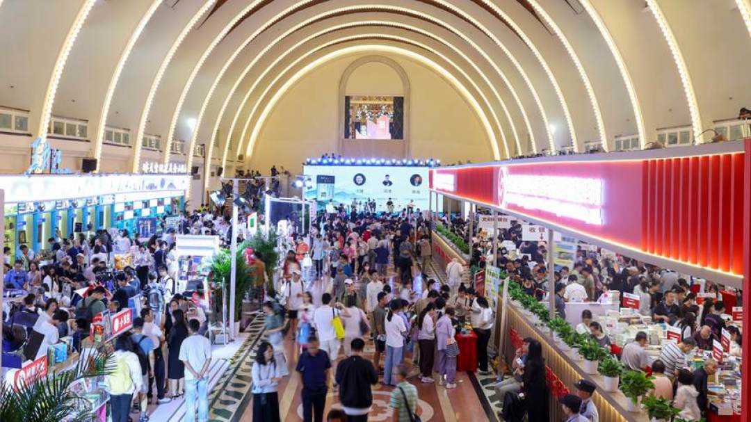 上海书展42.2万人次创纪录收官:被抢空的散文书,线上补买这样选