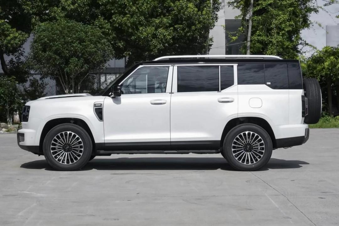 V8X上市22.68万起，却被自家长城H10截胡：顶配只差3000块，三个问题定答案，成都车展同馆对挑