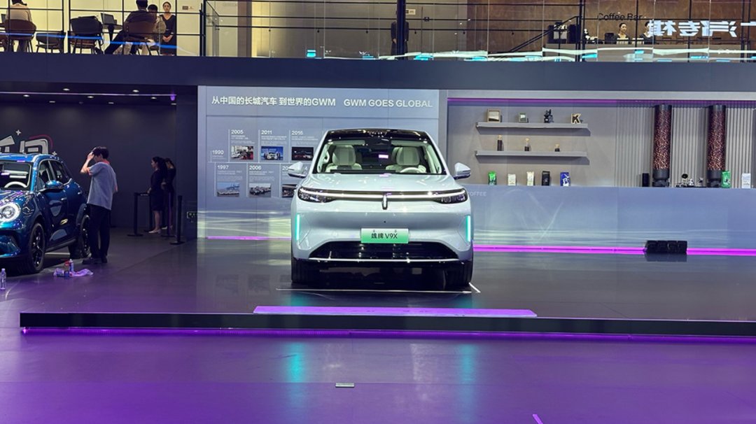 V8X上市22.68万起，却被自家长城H10截胡：顶配只差3000块，三个问题定答案，成都车展同馆对挑