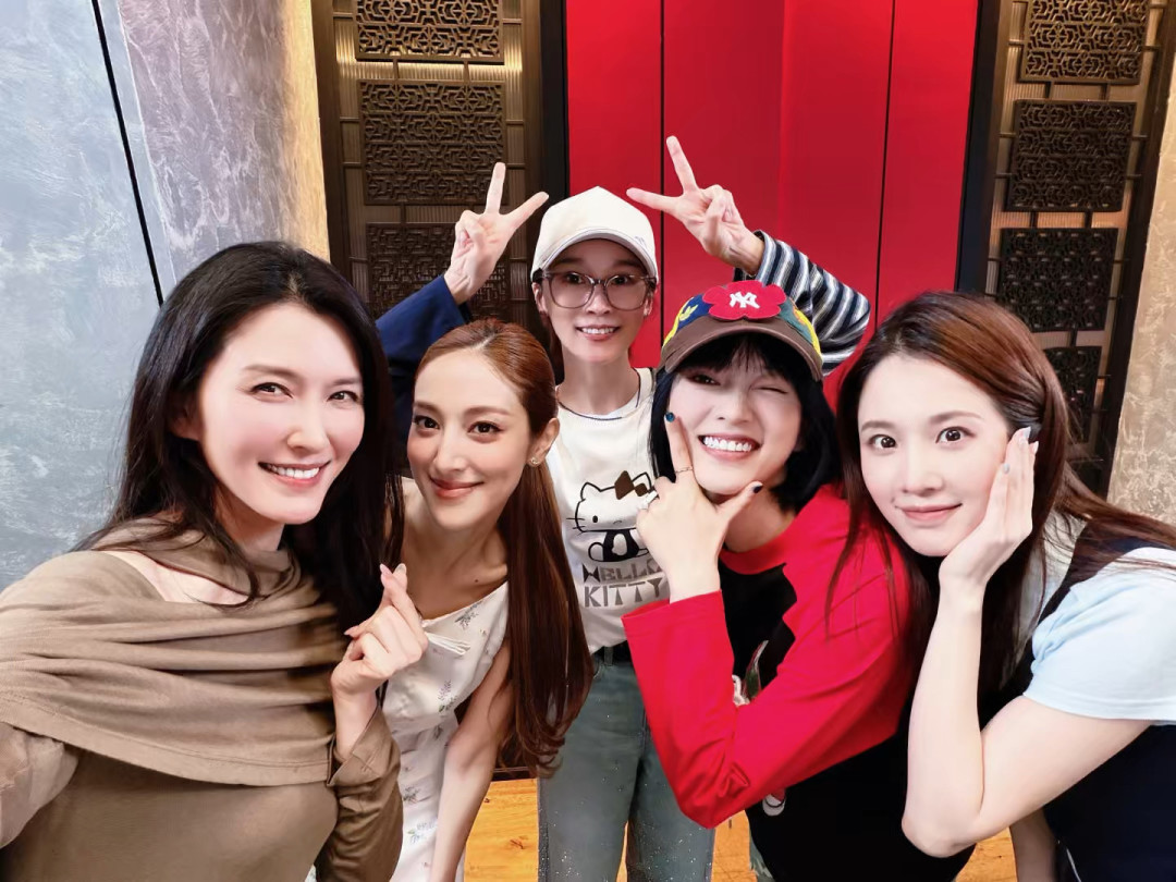 催婚综艺自己宣布不催婚了:《我家那闺女2026》23日开播,六位常驻五位浪姐,这顿“团建饭”值不值得吃