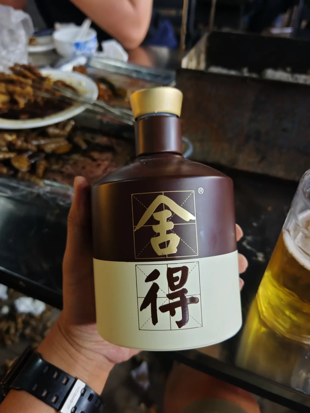 有人专门开盖扫码:舍得今年越便宜,中秋捡漏越要先看瓶盖