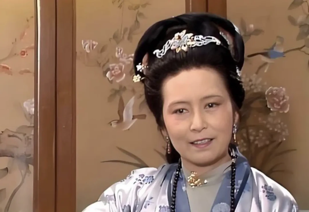 贾母怒骂王夫人“暗地里盘算我”,满屋子人不敢吭声:第46回这一幕,三派吵到今天