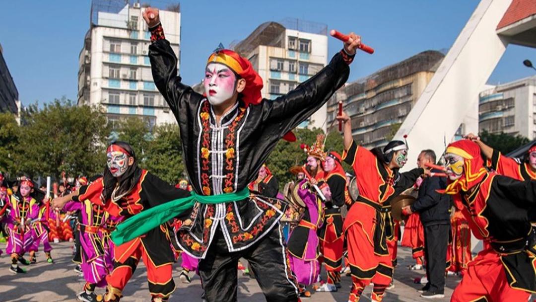 英歌舞火了三年,终于不用等春节才能看了:舞剧巡演、普宁驻场、街头