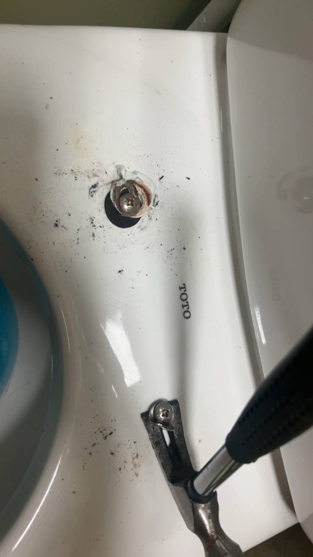 有人换个TOTO老马桶盖,砸坏了一把锤子:我把全网成功案例翻了一遍,按卡死类型整理出解法清单
