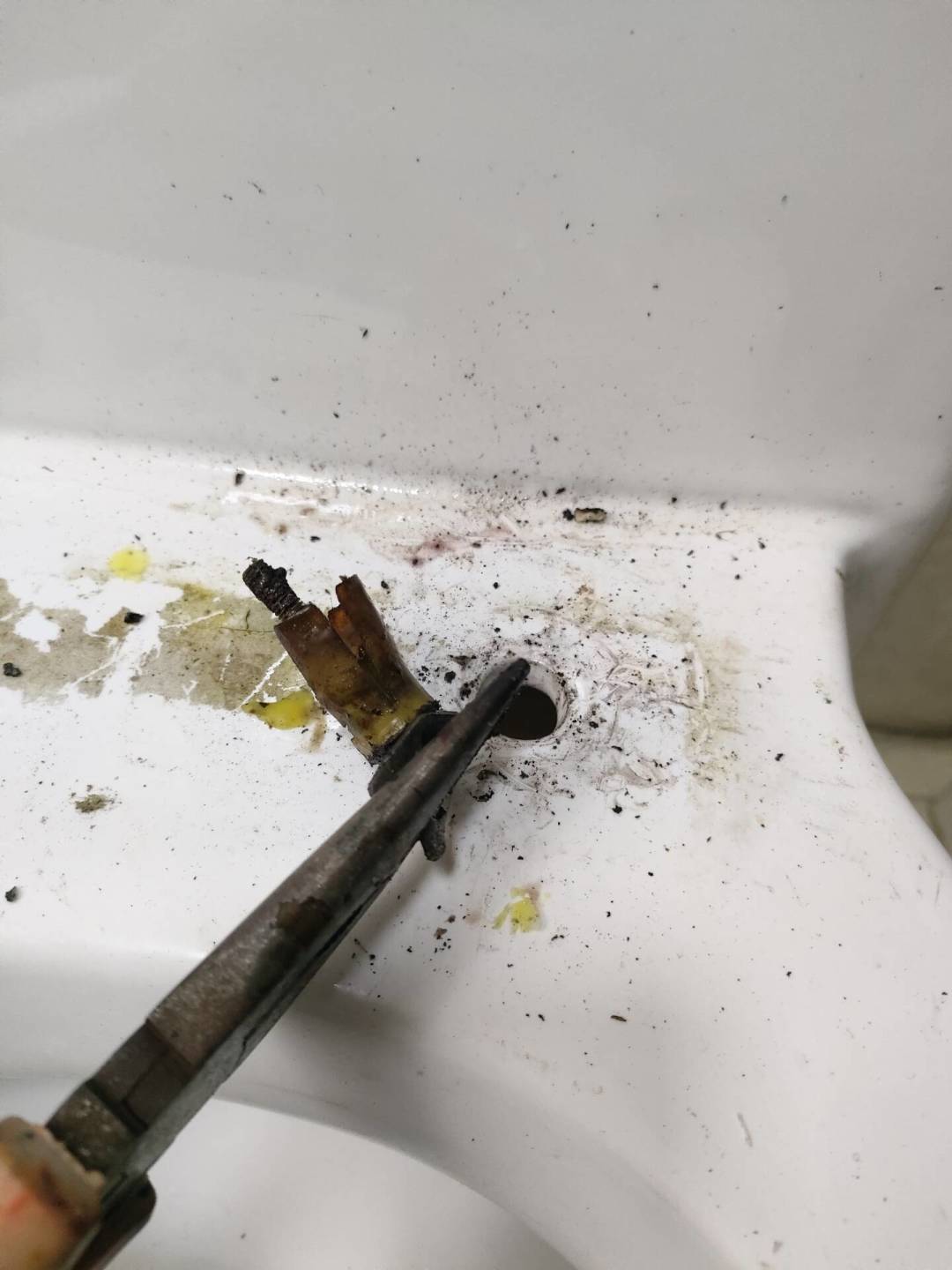 有人换个TOTO老马桶盖,砸坏了一把锤子:我把全网成功案例翻了一遍,按卡死类型整理出解法清单