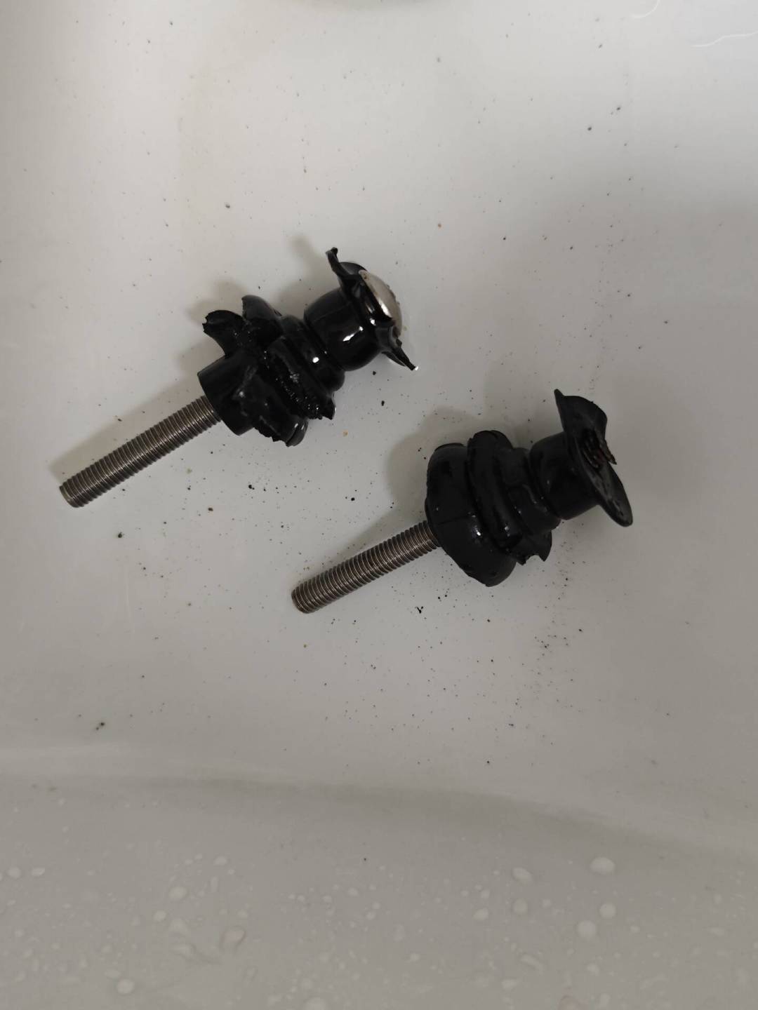 有人换个TOTO老马桶盖,砸坏了一把锤子:我把全网成功案例翻了一遍,按卡死类型整理出解法清单