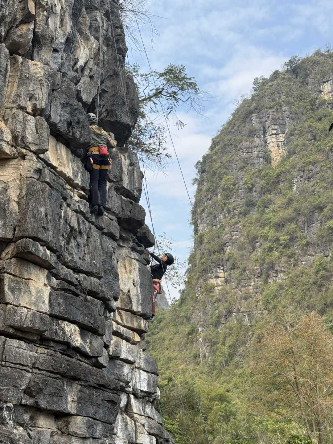 岩馆里的人，这个夏天都往野外跑了：我把7个被反复验证的野抱岩场，按等级和预算配成了一张表