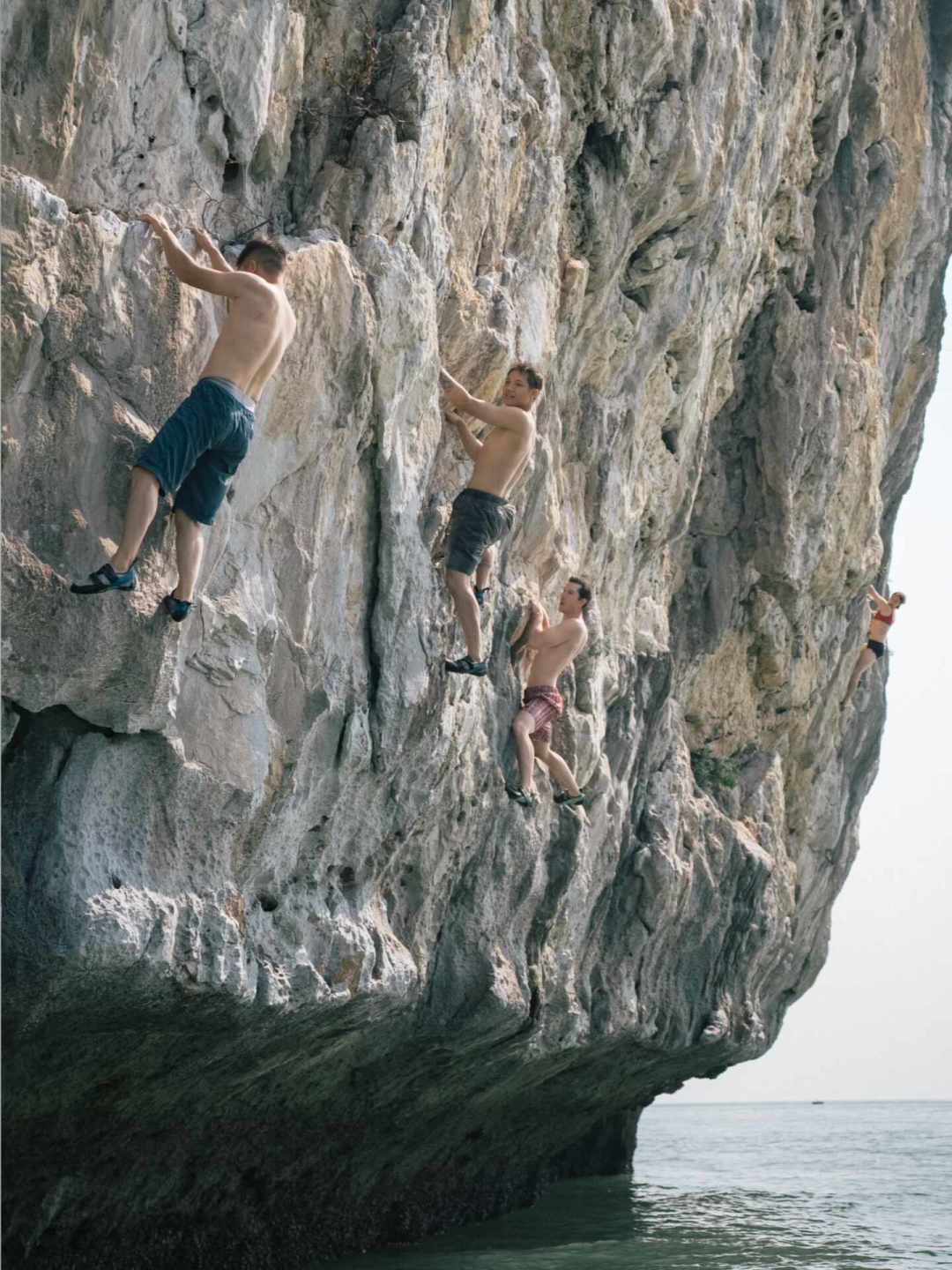 岩馆里的人，这个夏天都往野外跑了：我把7个被反复验证的野抱岩场，按等级和预算配成了一张表