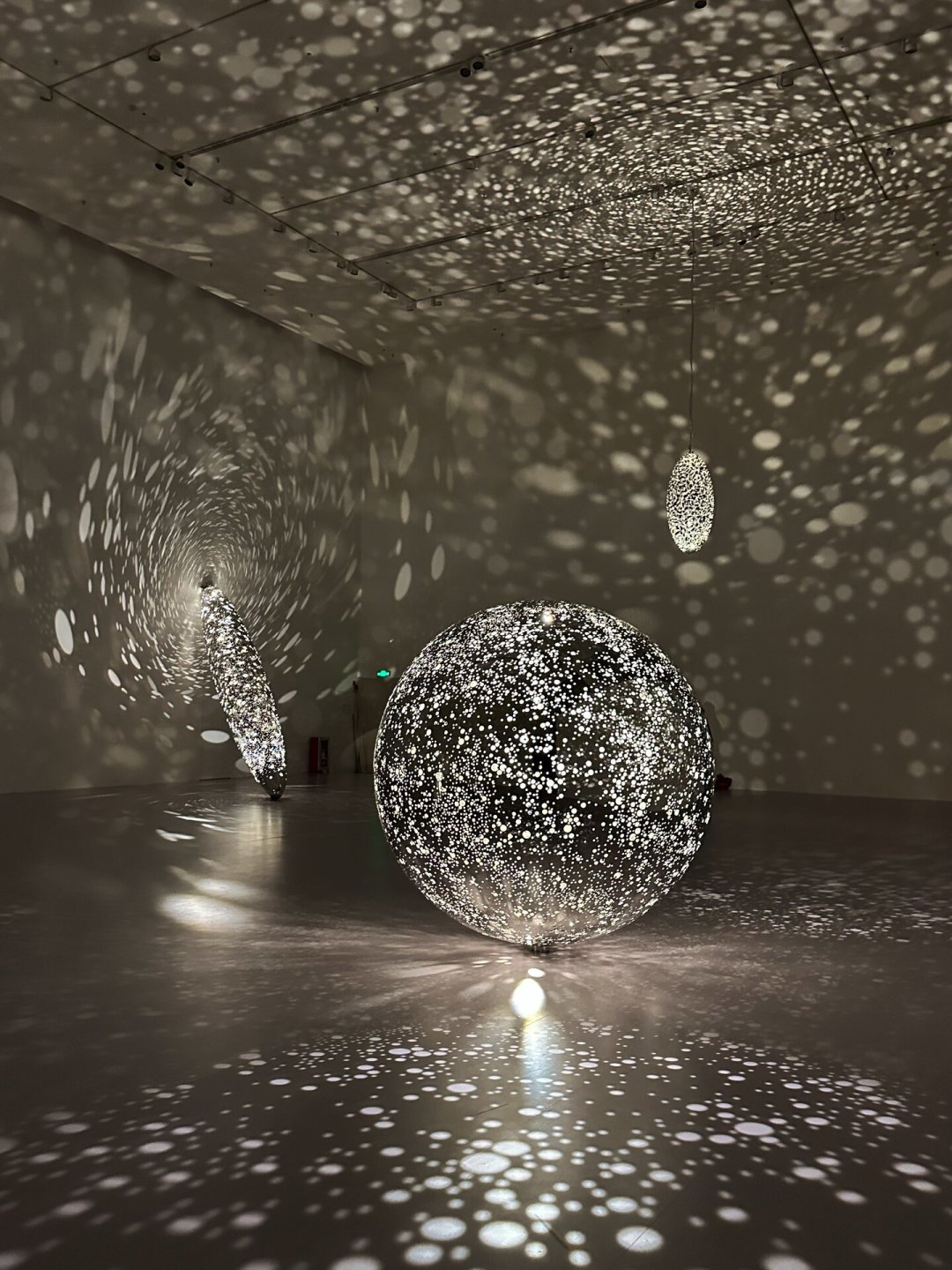 小红书刷屏的星空展,被成都验证了3个月:68元通票看Lindy Lee《世间星辰》