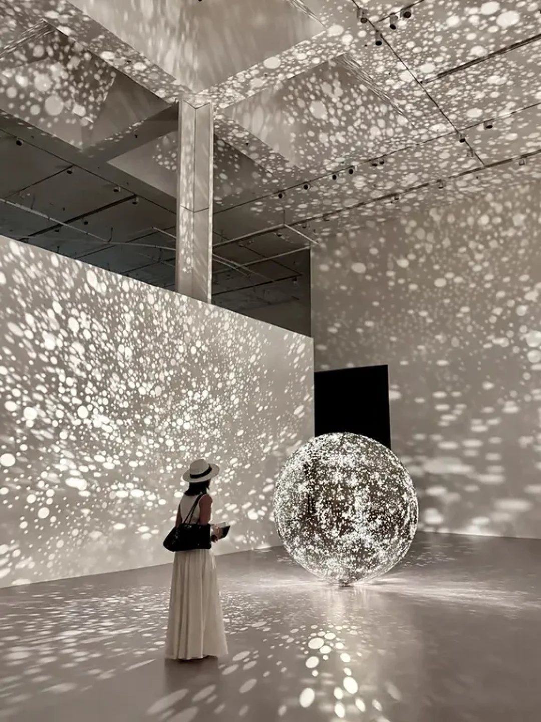 小红书刷屏的星空展,被成都验证了3个月:68元通票看Lindy Lee《世间星辰》