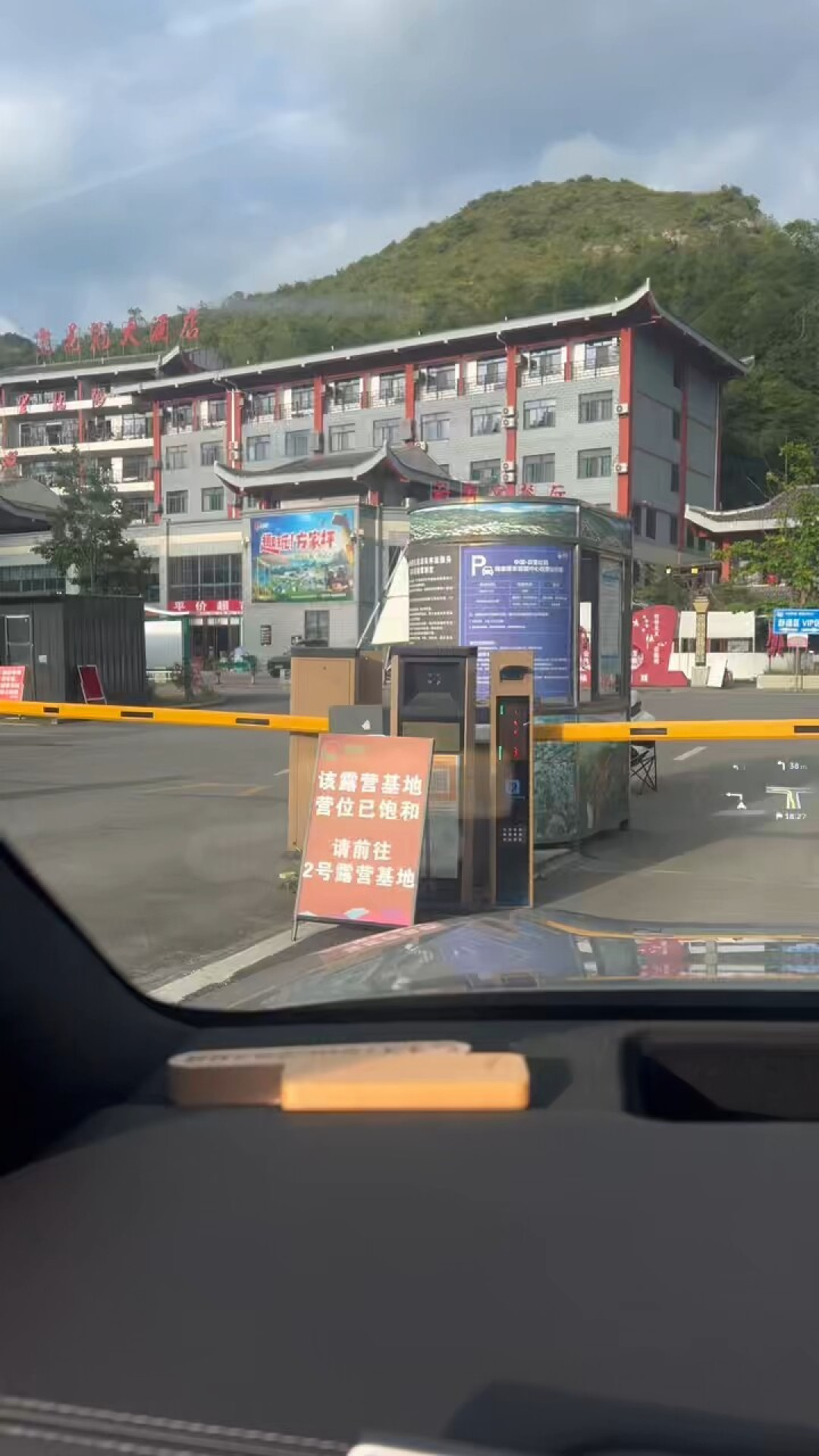房车拼不过高温,但房车人会搬家:贵州一个19℃的营地,挤进了5000辆车
