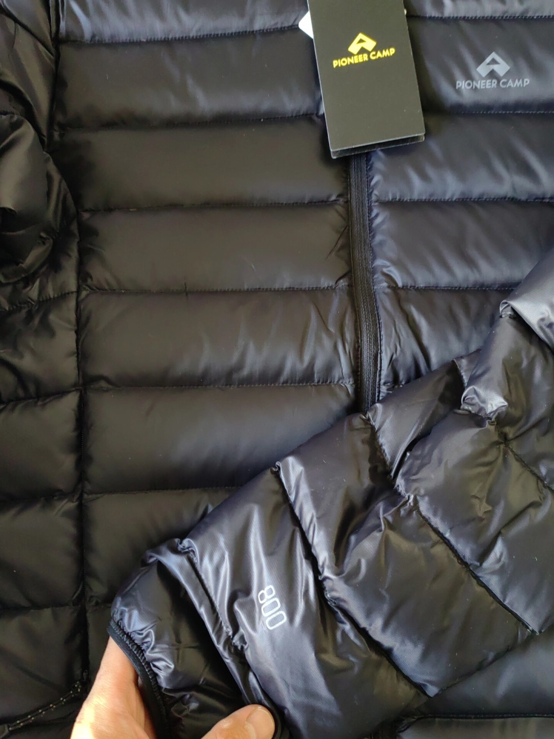 金标P棉棉服8月底反季摸底：华巍270到黑冰500，六个品牌的好价线一次说清