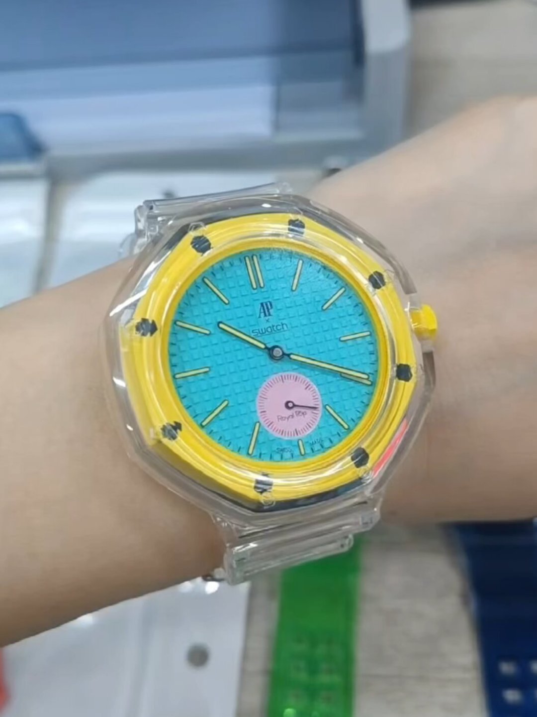 3000块的Royal Pop买完就吃灰？改装市场摸了一遍：5条路线、3个坑，先看表冠在几点
