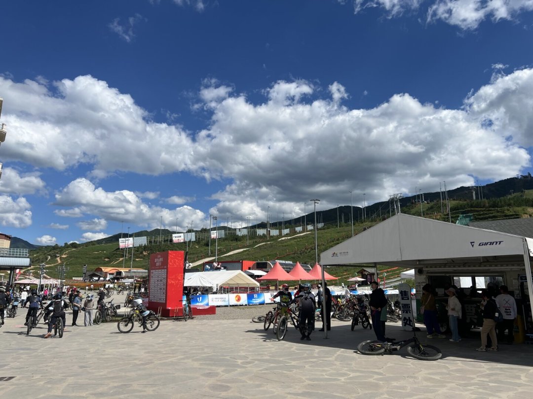 富龙山地车嘉年华甩尾赛,车手撞上摄影师:时间线、通报和三份安全清单,一次理清