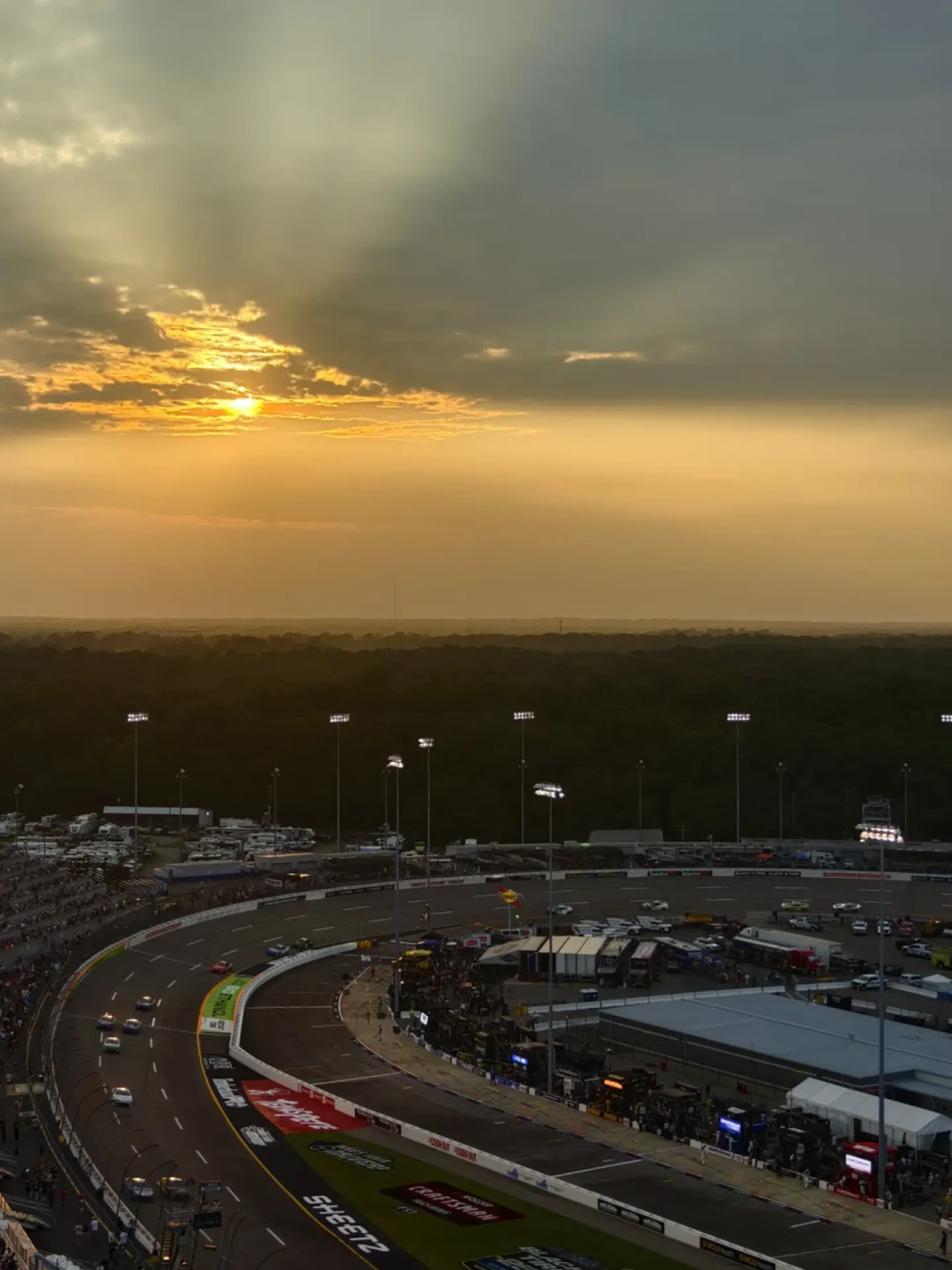 去现场看 NASCAR 值不值？秋季三场季后赛：怎么选、怎么算钱、怎么避坑，一篇说清