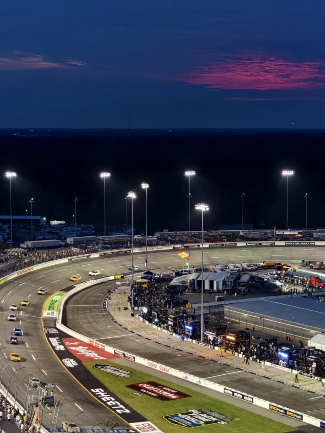 去现场看 NASCAR 值不值？秋季三场季后赛：怎么选、怎么算钱、怎么避坑，一篇说清