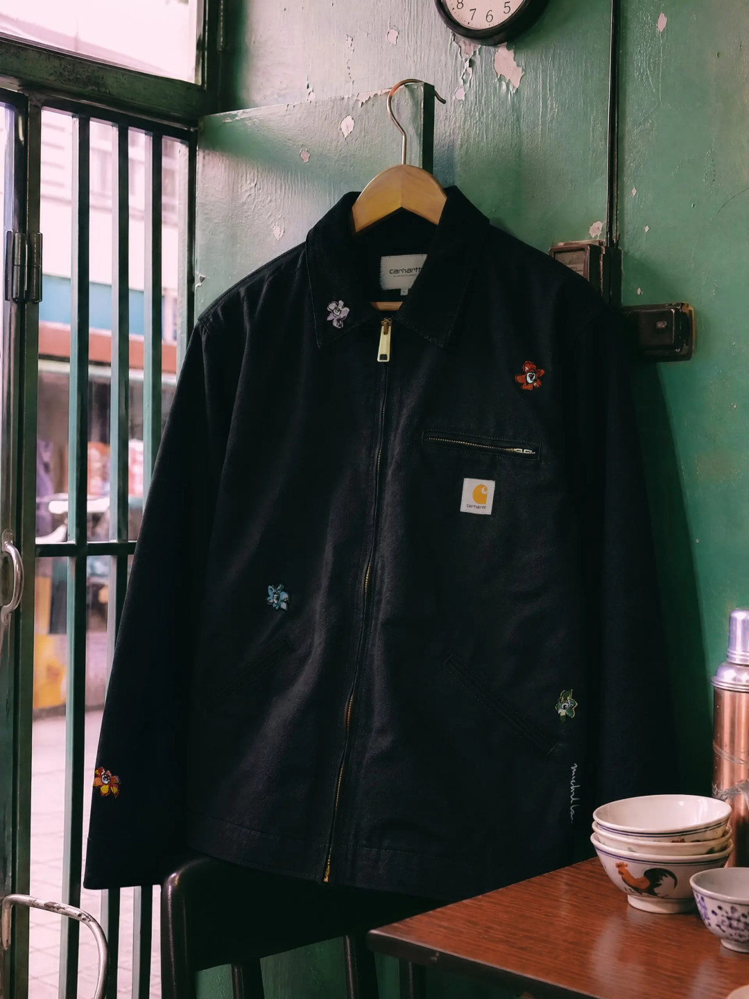 Carhartt WIP × Michael Lau 首次服饰联名在港发售，快闪8月23日收官：底特律夹克版值得买，但别用玩具逻辑去赌它