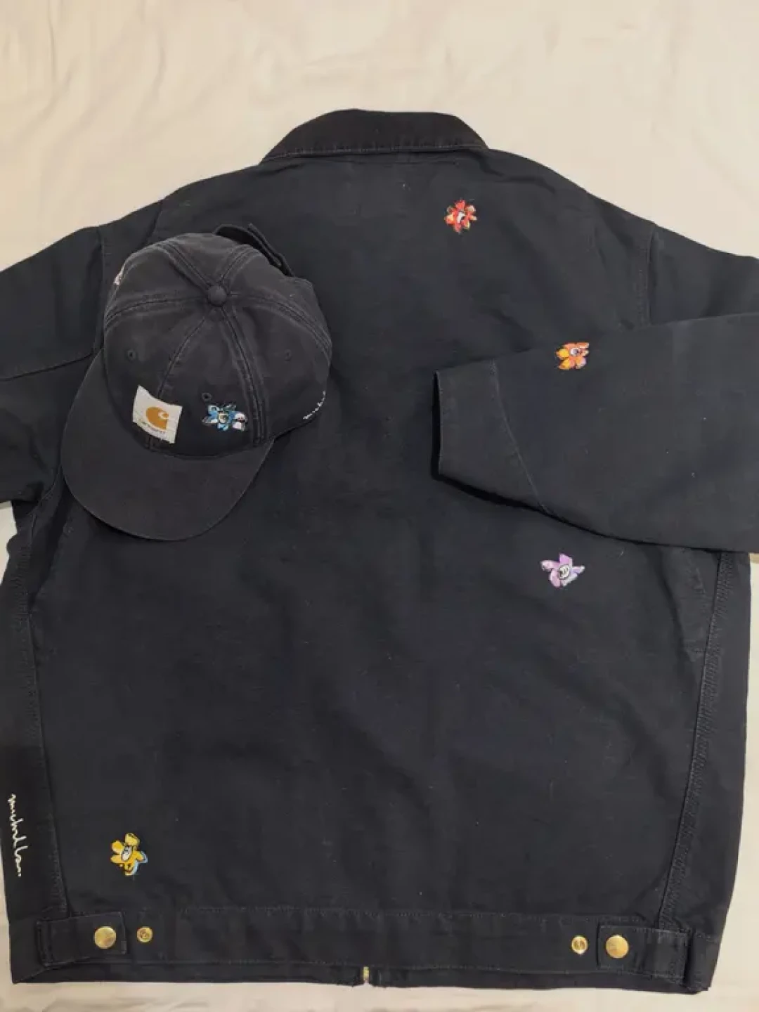Carhartt WIP × Michael Lau 首次服饰联名在港发售，快闪8月23日收官：底特律夹克版值得买，但别用玩具逻辑去赌它