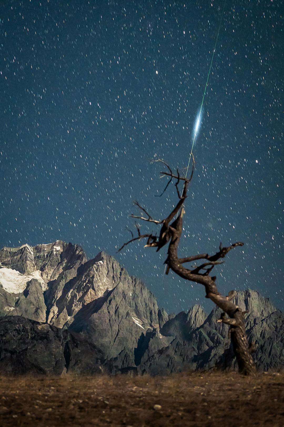 错过英仙座流星雨?我把2026下半年天象的月相和周几都算了一遍,真正值得熬夜的只有一场