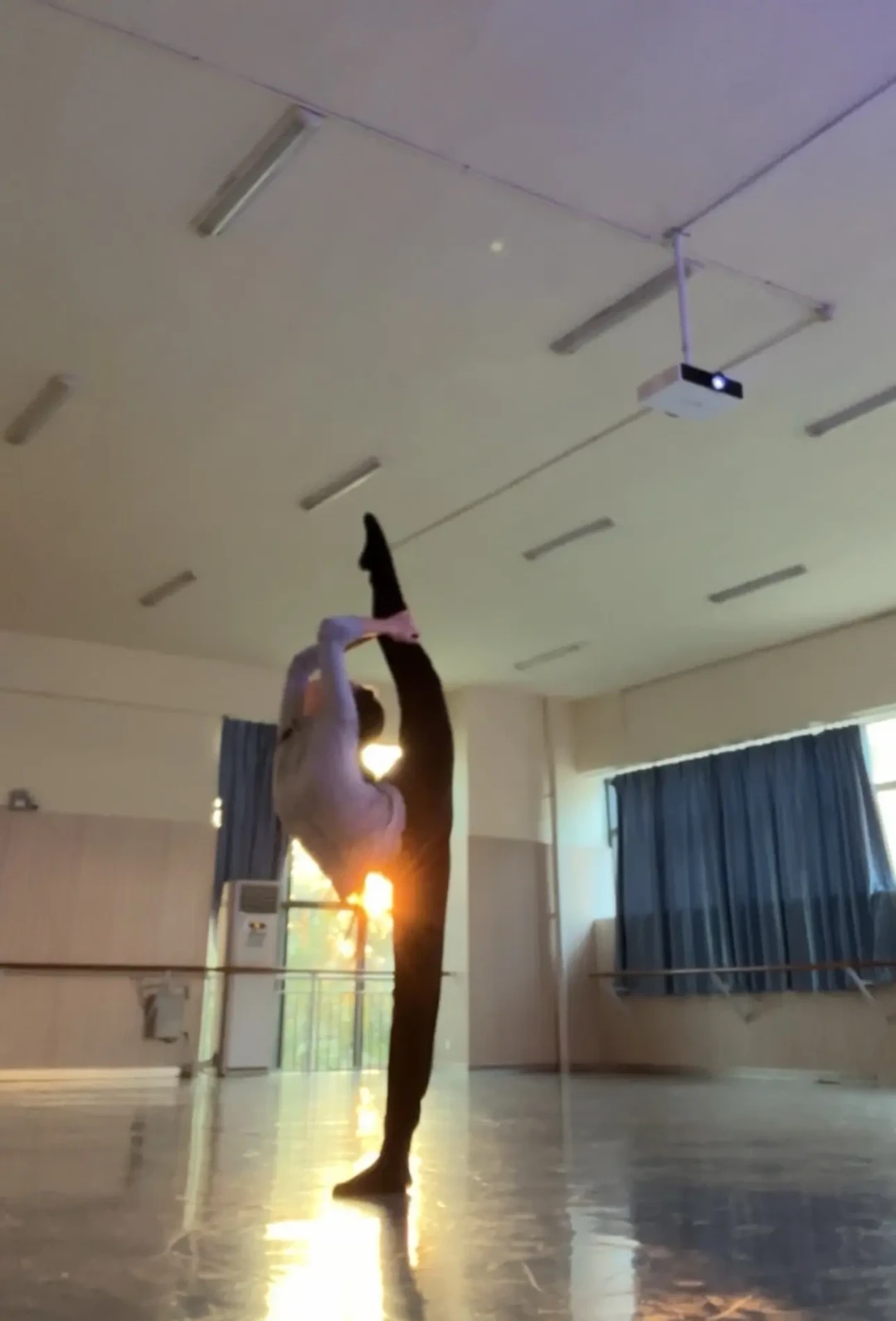 网红舞其实分两条赛道:哪种免费教程能学会,哪种才值得花课时费