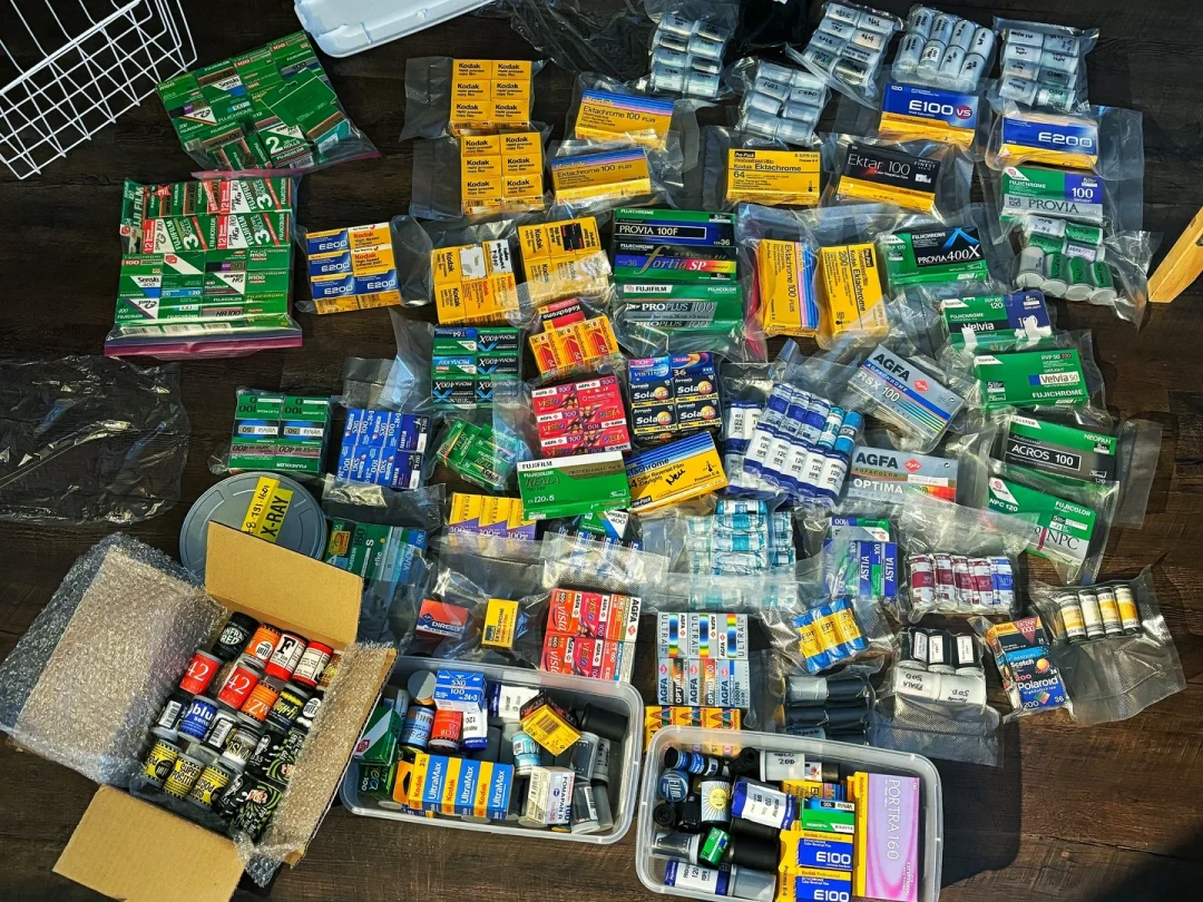 Velvia 338元一卷、E100一盒1000元：反转片涨到一次快门10块钱，还剩4条路能拍