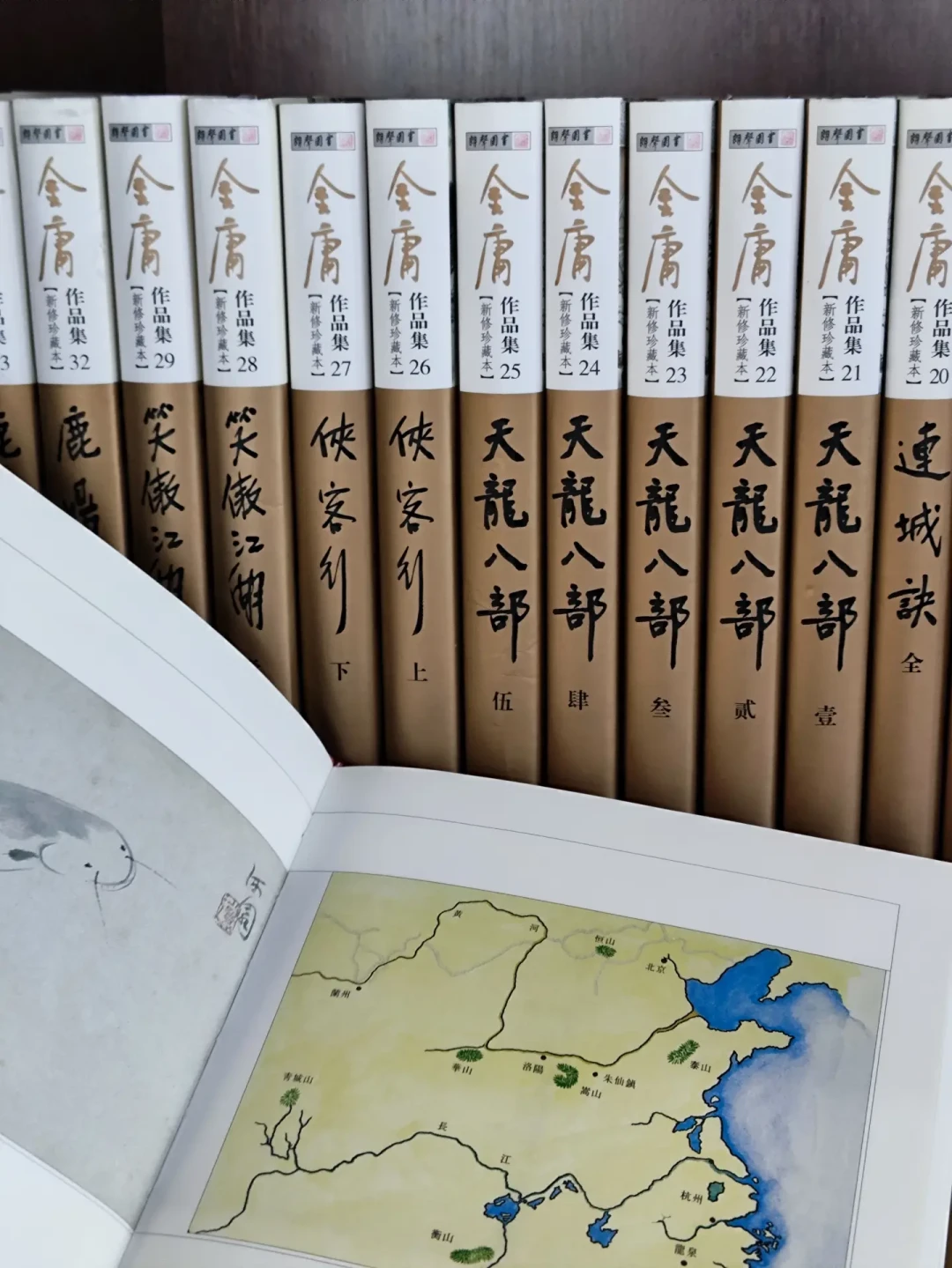 同样是吸人内力,为什么段誉吸成“震古烁今”,令狐冲差点没命,丁春秋人人喊打?核对完两本书的谱系,才发现金庸早在新修版打了补丁