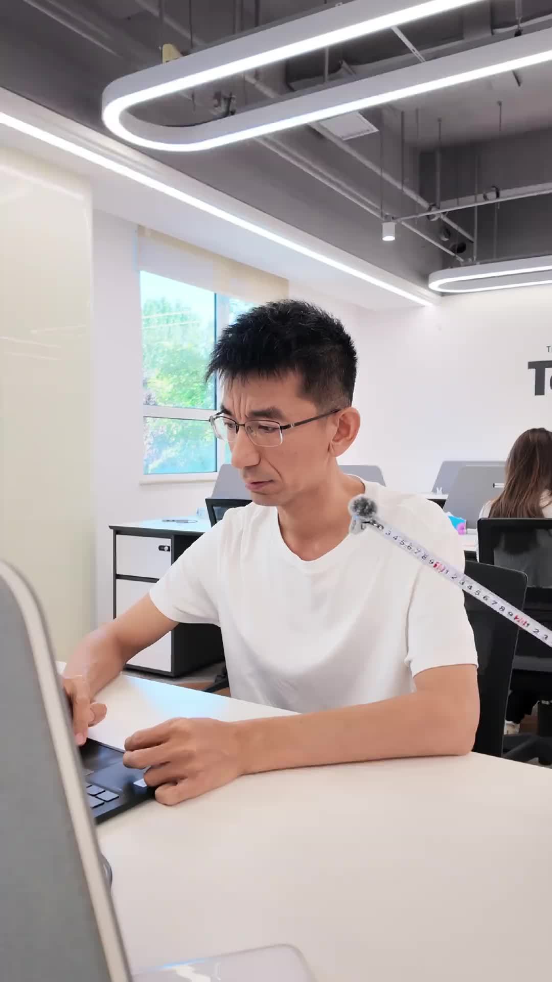 东方甄选净利暴涨约90倍,孙东旭新号登顶9天遇冷:新东方系三国杀,到底该在哪个直播间买东西?