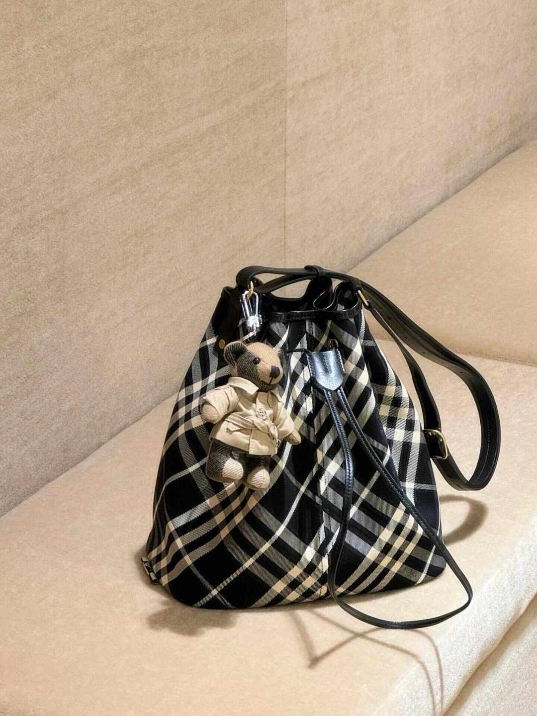 官方在拍草原纪录片,奥莱在打五折:这个秋天的 Burberry,多少钱值得买