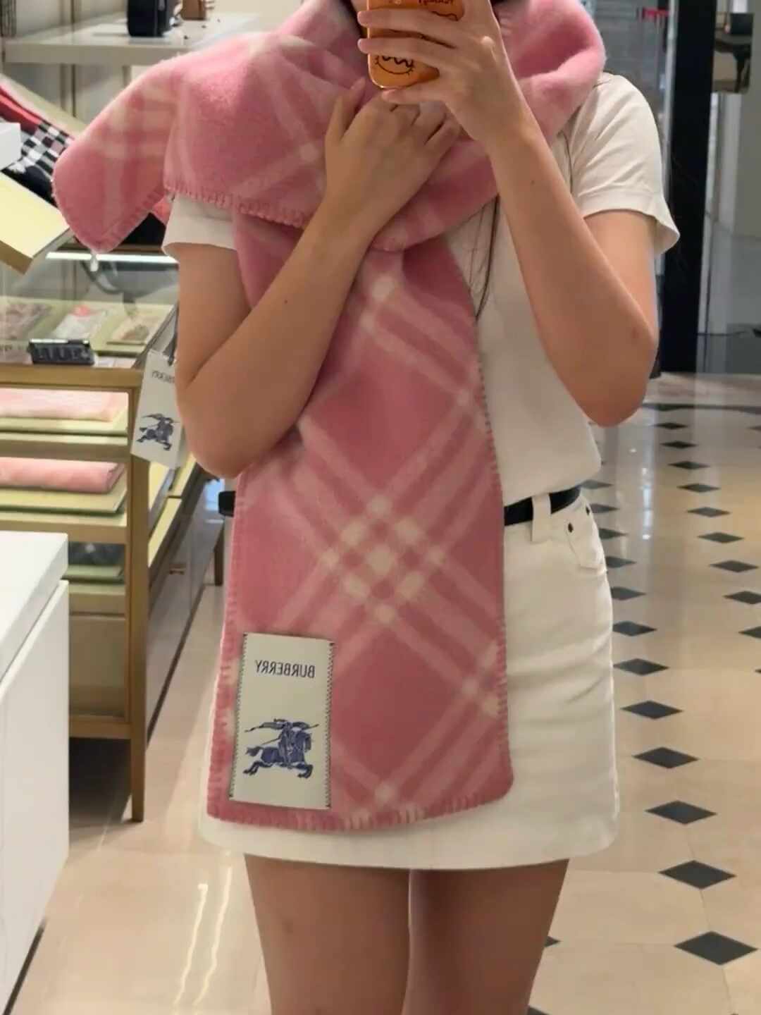 官方在拍草原纪录片,奥莱在打五折:这个秋天的 Burberry,多少钱值得买