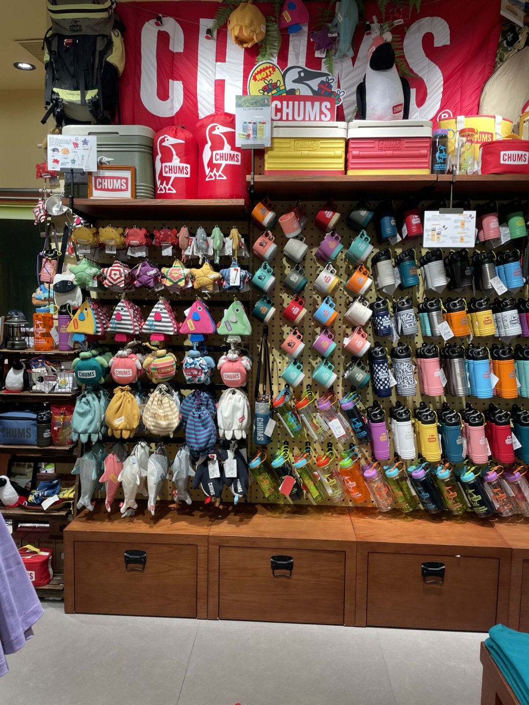 价格跳水、门店却越开越多:CHUMS洽洽鸟这个悖论,刚好说清它的钱花在哪