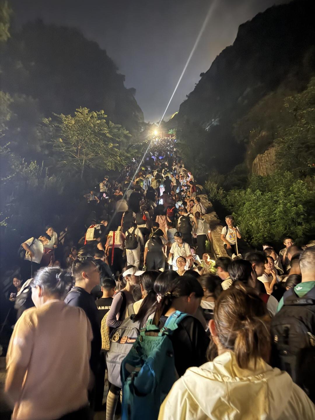 暑假最后一周,泰山夜爬还值得冲吗?我们把日出遇到率、山顶温差和花费都算了一遍