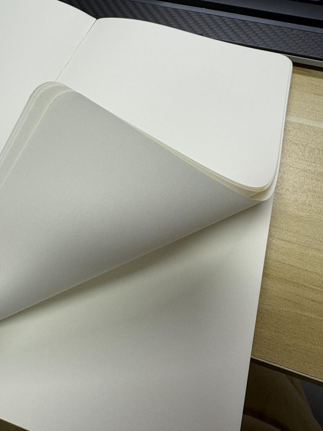 同是 Moleskine,一半人喊洇墨,一半人喊好写:翻完十年讨论,这张纸到底值不值两三百