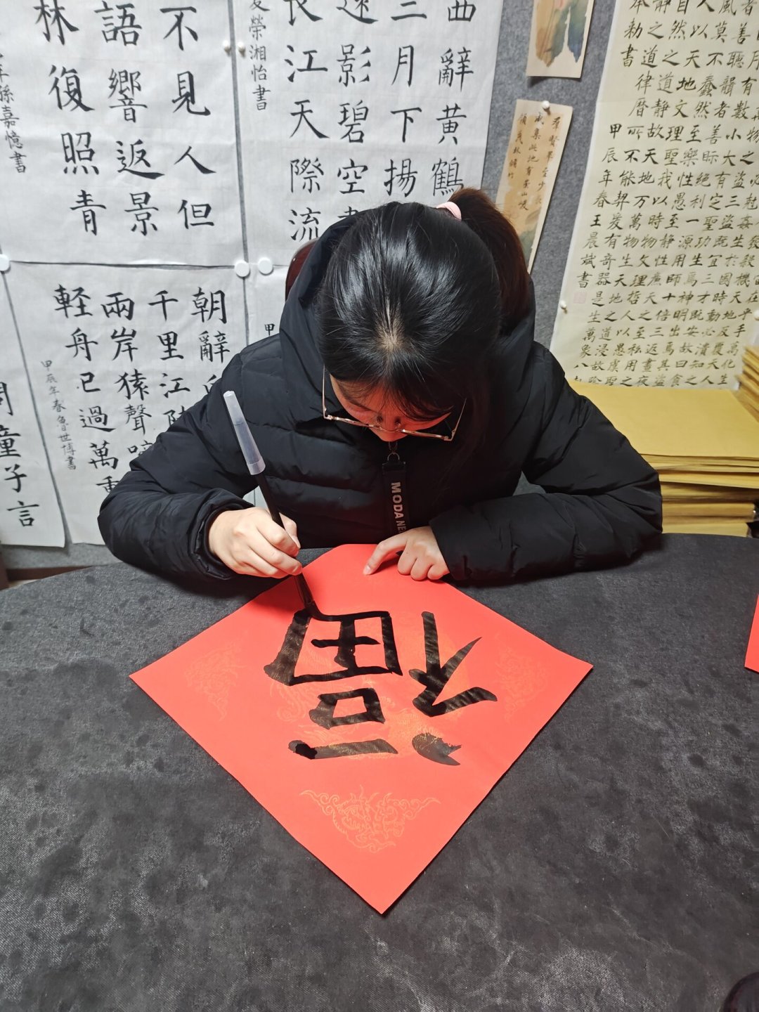 同一个成人书法班,有人300元学半年,有人一年交8000:自学还是报班,看完这篇再决定